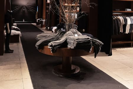 Etiqueta Negra anunció rebajas en sus prendas. Foto: Instagram @etiquetanegra