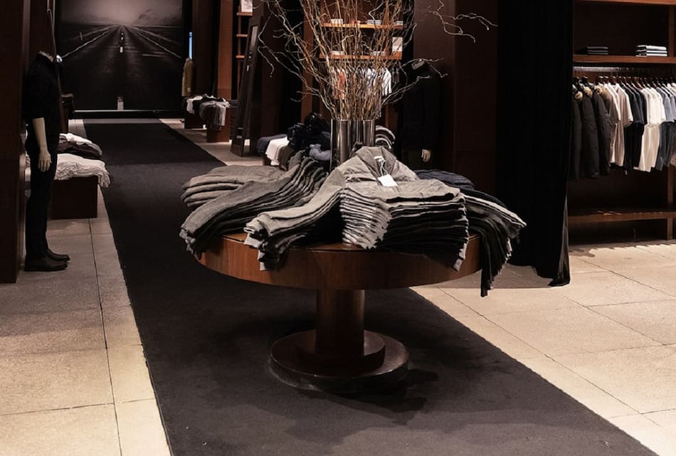 Etiqueta Negra anunció rebajas en sus prendas. Foto: Instagram @etiquetanegra