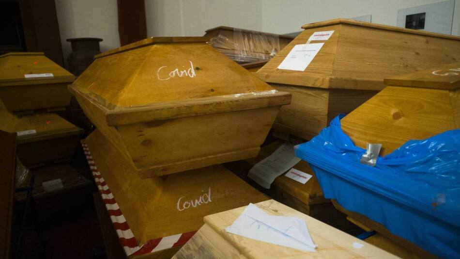 Alemania: ataúdes apilados en un crematorio por covid