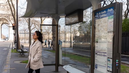 Transporte más cómodo: una localidad argentina sumó una parada de colectivos con aire acondicionado en un lugar estratégico