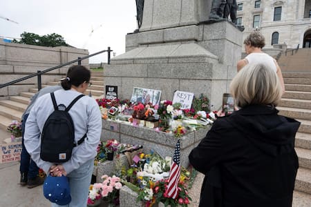 Un grupo de personas visita un monumento conmemorativo frente al Capitolio del estado de Minnesota en honor de la asambleísta estatal demócrata Melissa Hortman y su marido Mark. Foto: Reuters / Tim Evans.