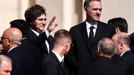 Javier Milei y Manuel Adorni en el Vaticano. Foto: REUTERS/Yara Nardi.
