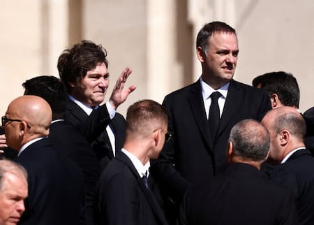 Javier Milei y Manuel Adorni en el Vaticano. Foto: REUTERS/Yara Nardi.