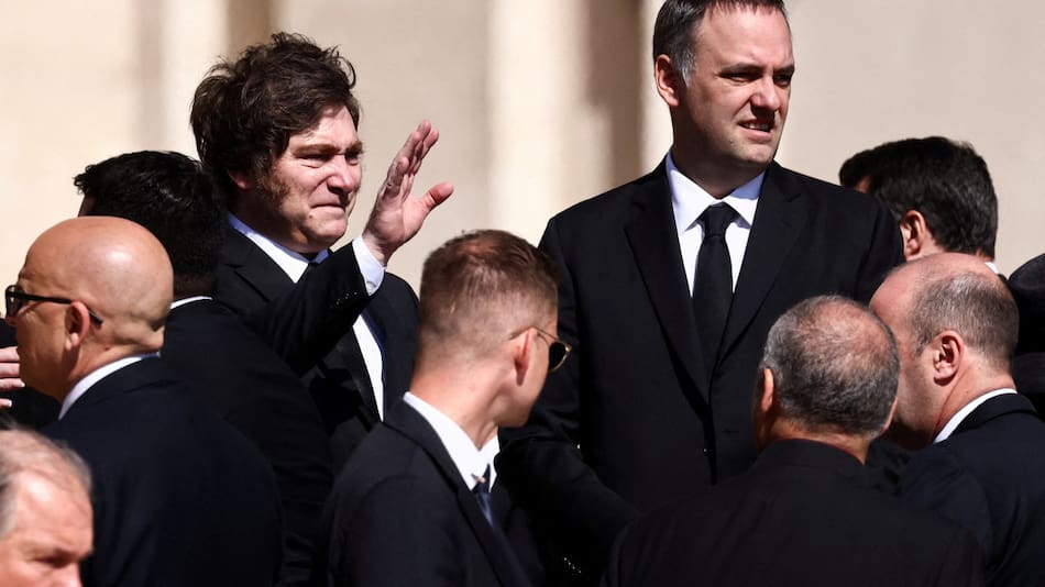 Javier Milei y Manuel Adorni en el Vaticano. Foto: REUTERS/Yara Nardi.