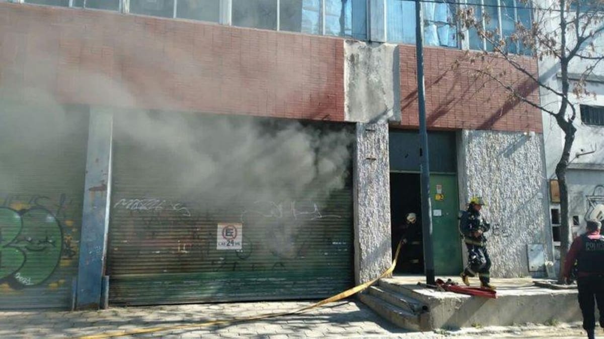 Feroz incendio en un depósito de Barracas: evacuaron casas linderas por peligro de derrumbe