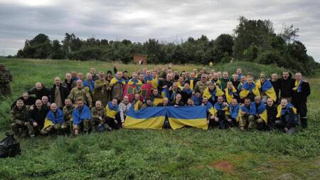 Prisioneros de guerra intercambiados por prisioneros rusos en junio pasado. Foto: Reuters.