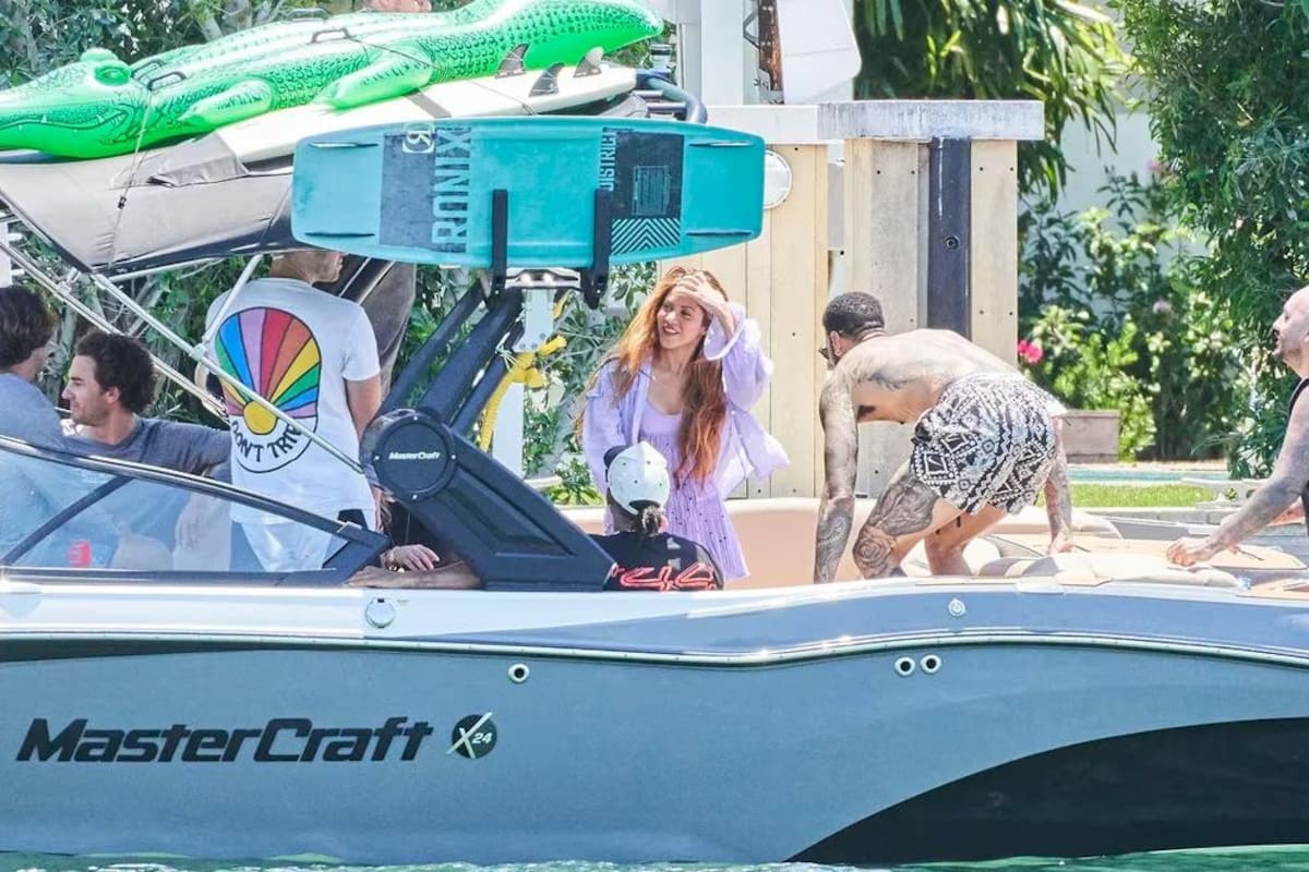 Lewis Hamilton y Shakira en un yate. Foto: Grosby.