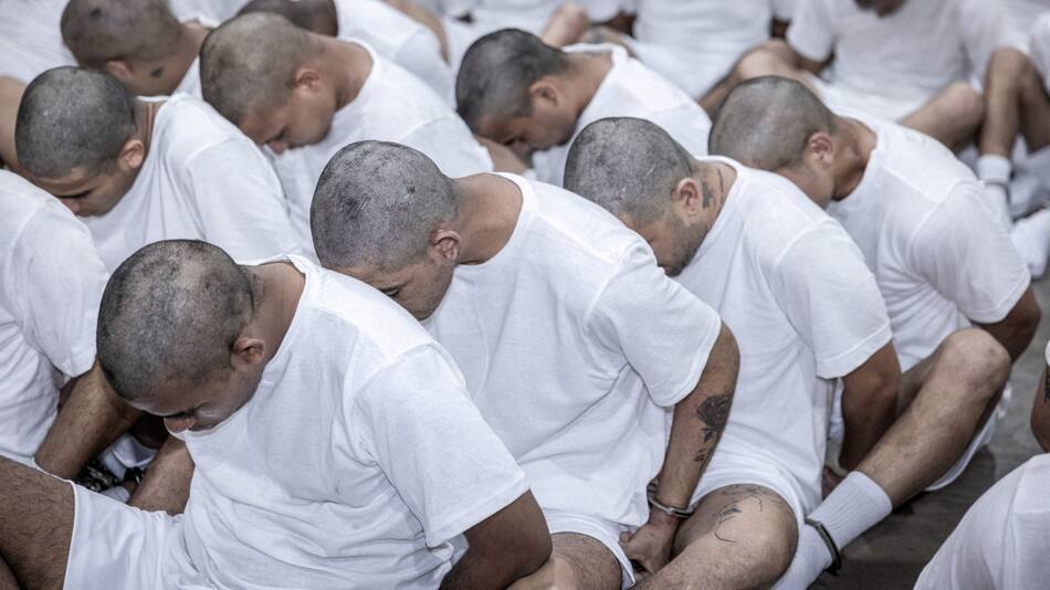 Miembros del Tren de Aragua en una cárcel de El Salvador. Foto: Reuters.