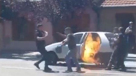 Prendió fuego su auto en un control vehicular. Foto: captura de video.