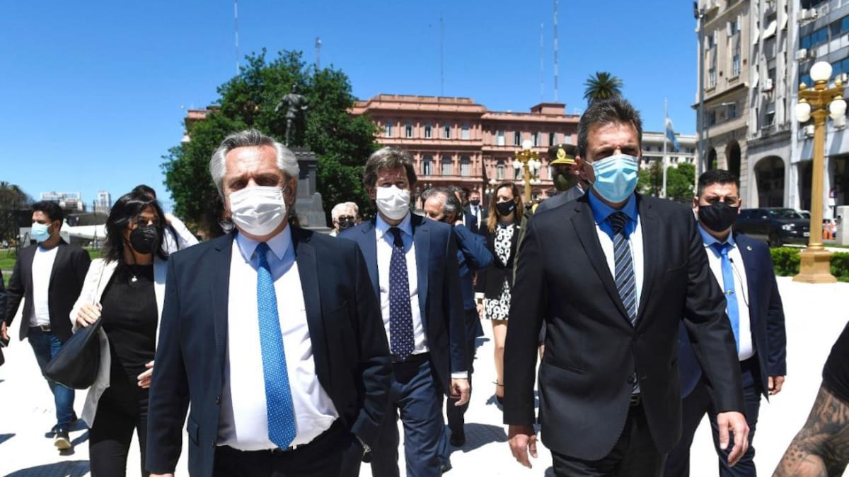 Alberto Fernández junto a Cafiero y Massa, caminaron desde La Rosada hasta el CCK en el homenaje a Néstor Kirchner