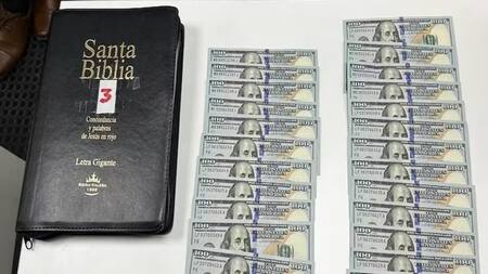 Aduana encontró unos 17 mil dólares dentro de biblias en el aeropuerto de Ezeiza.