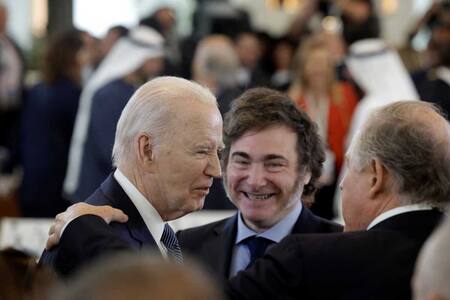 Javier Milei con el presidente de Estados Unidos Joe Biden en la cumbre del G7. Foto: NA