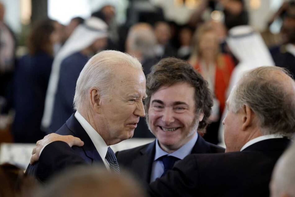 Javier Milei con el presidente de Estados Unidos Joe Biden en la cumbre del G7. Foto: NA