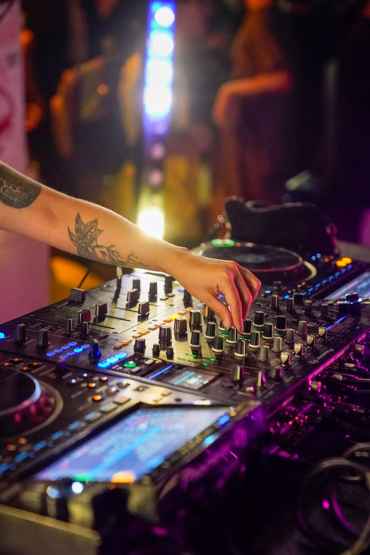 Afters BA en Villa Devoto con público y escenario al aire libre
