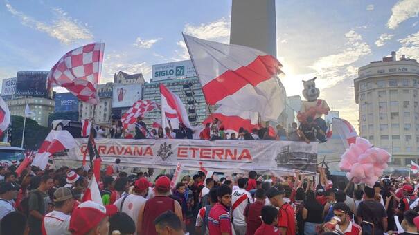 Festejos de la "Copa Eterna": miles de hinchas de River y una caravana interminable a tres años del triunfo en Madrid