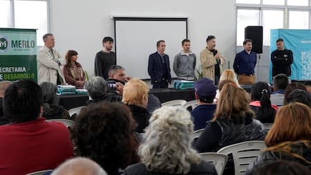 Familias merlenses acceden a sus escrituras. Foto: https://www.merlo.gob.ar