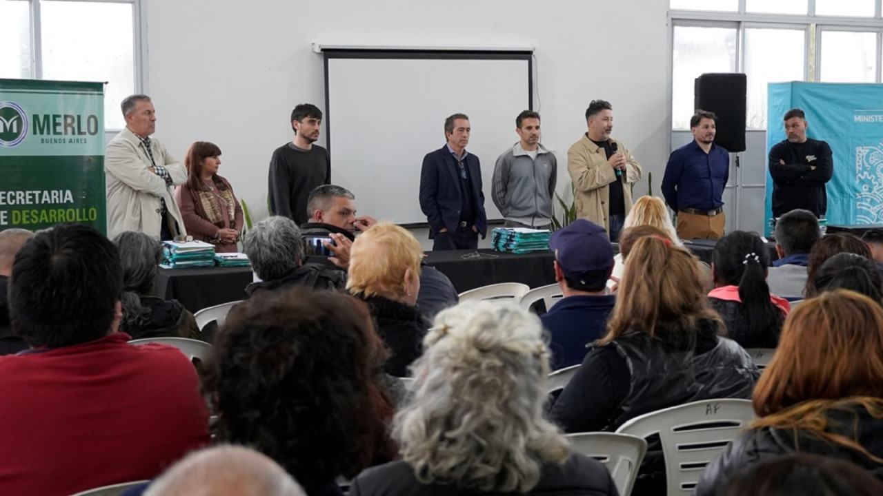 Familias merlenses acceden a sus escrituras. Foto: https://www.merlo.gob.ar