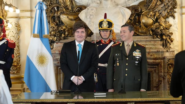 Javier Milei le tomó juramento a Carlos Presti como ministro de Defensa: reemplaza a Luis Petri