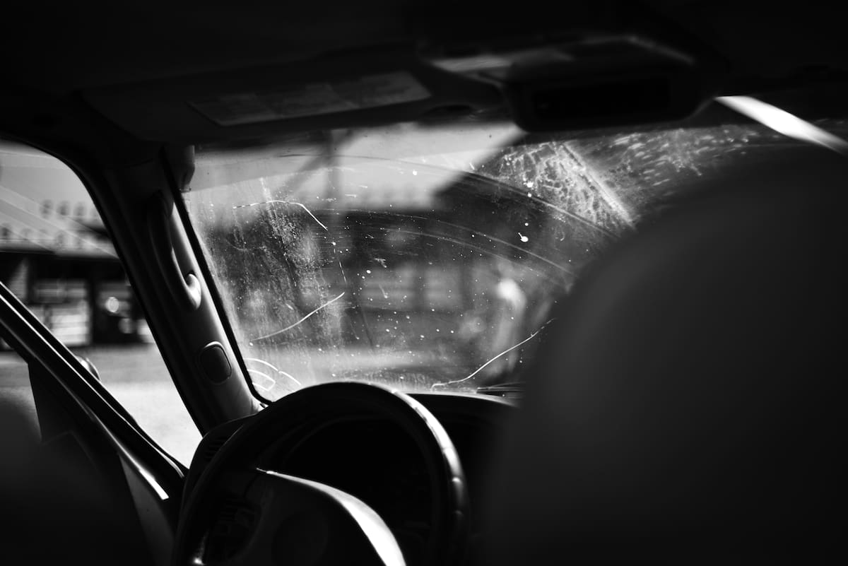 Limpiar el cristal interior del parabrisas de un auto ayuda a reducir reflejos y favorece una conducción más segura.