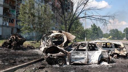 Destruicción en las callaes tras ataques rusos. Foto: NA.