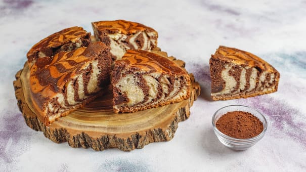 Merienda rápida y clásica: cómo hacer un bizcochuelo marmolado sin harina ni azúcar