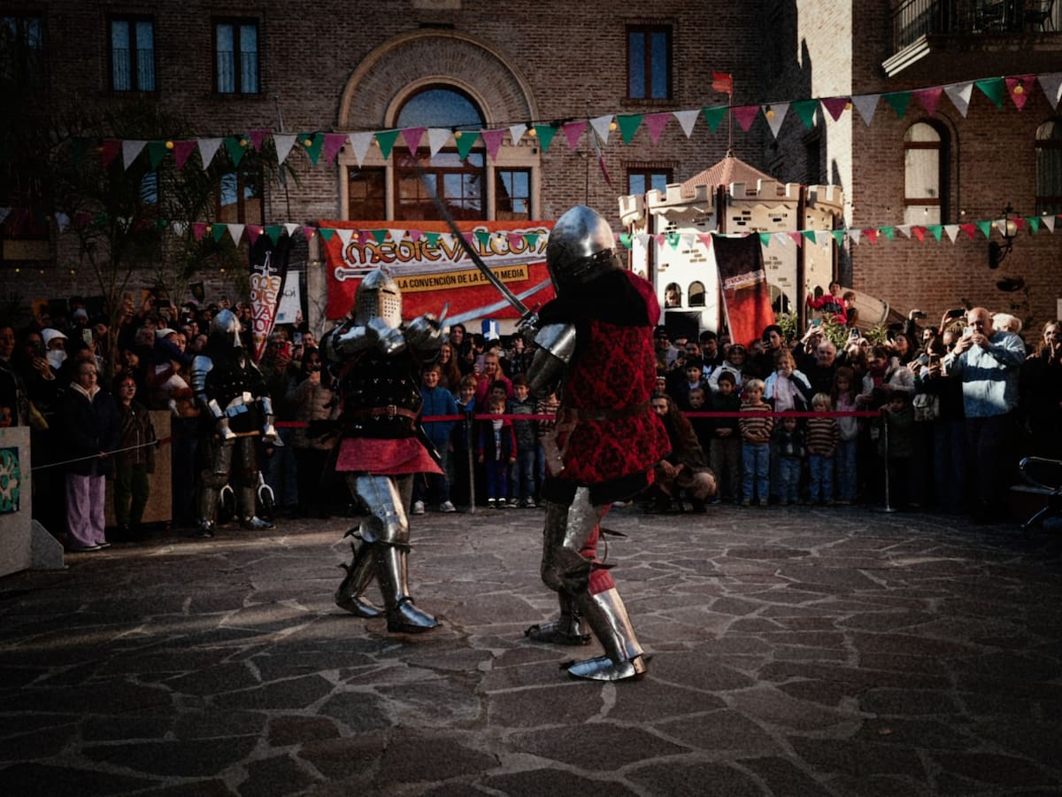 Recreación histórica en MedievalCon con caballeros medievales, fuerte de madera, combate en armaduras y público familiar en el Parque Yrigoyen de San Martín.