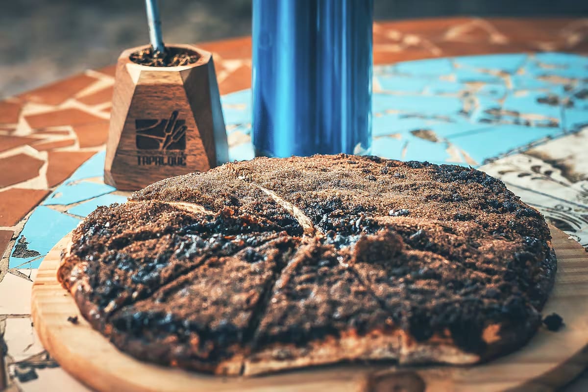 La torta negra, el sabor simple que se volvió una excusa para viajar