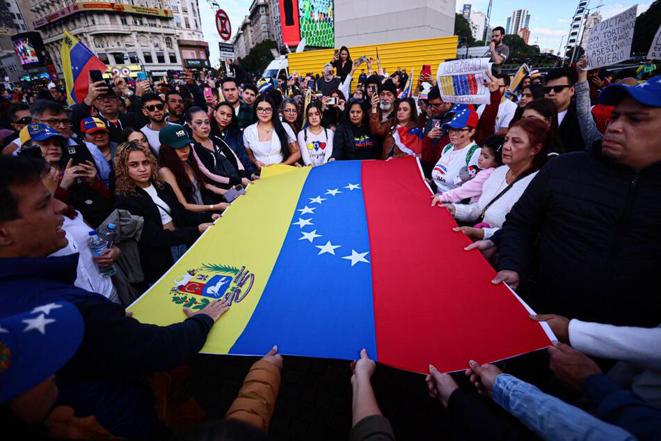 Venezolanos en Argentina protestan contra el resultado de las elecciones. Foto: EFE