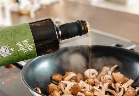 El color del envase del aceite de oliva es oscuro para bloquear la luz solar y no perder sus propiedades. Foto: Unsplash.