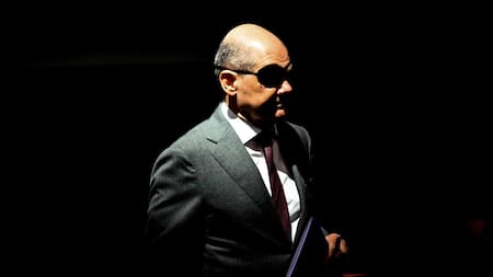 Olaf Scholz con un parche en el ojo. Foto: EFE.