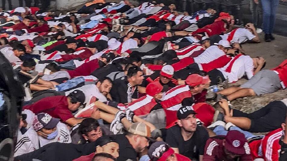 Barras de River detenidos en el Monumental, NA