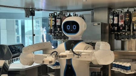El barman, un robot humanoide. Foto: Twitter @PortalCruceros