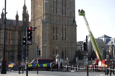 Hombre se subió al Big Ben con una bandera de Palestina. Foto: REUTERS/ Hannah McKay.