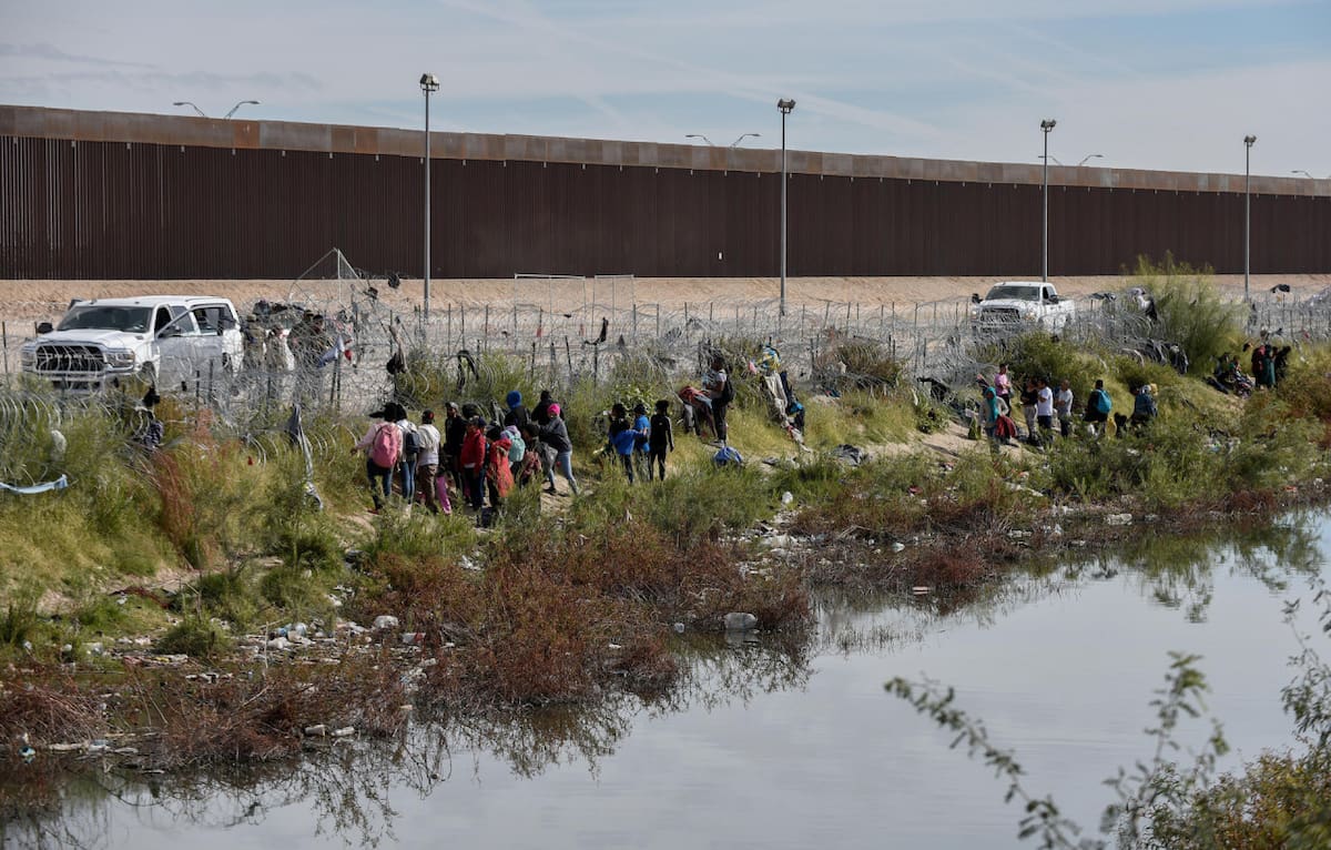 Cientos de migrantes quedan varados con temperaturas bajo cero en el río Bravo entre México y los Estados Unidos. EFE