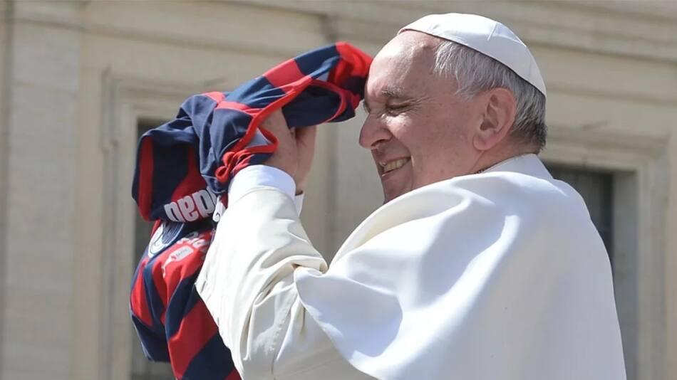 El papa siempre se mostró como un fanático de San Lorenzo. Foto: NA.
