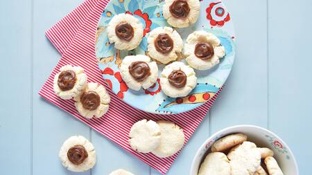 Pepas de coco y dulce de leche sin gluten. Foto: Unsplash.