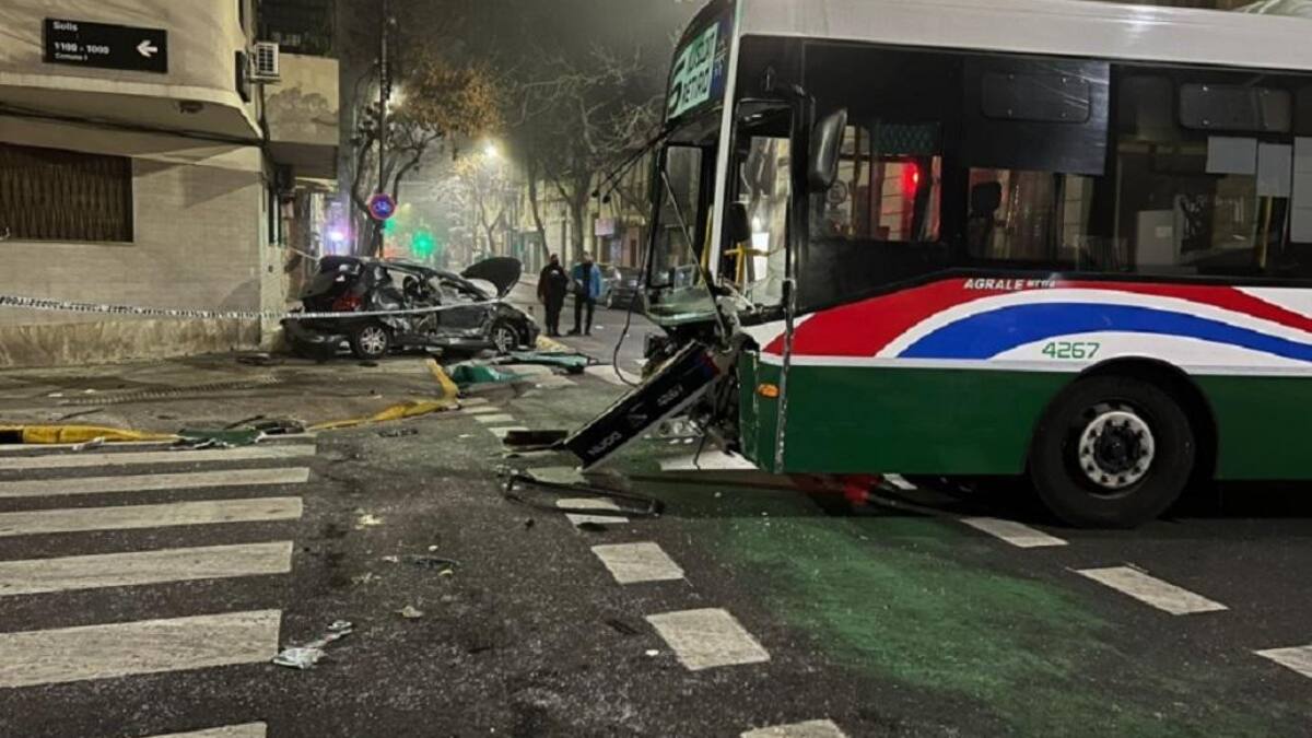Violento choque entre un colectivo y un auto, NA