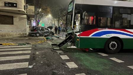 Violento choque entre un colectivo y un auto, NA