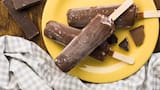 La receta magnífica para vencer el calor del verano: helados caseros de banana, chocolate y coco
