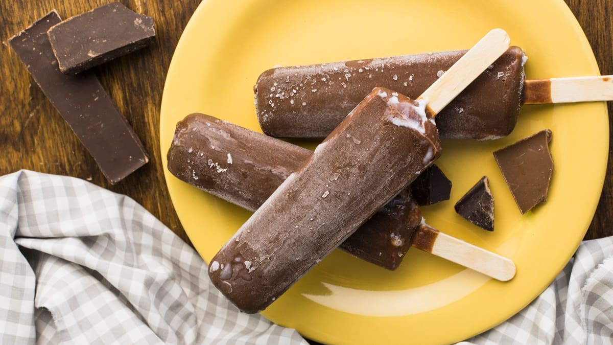 La receta magnífica para vencer el calor del verano: helados caseros de banana, chocolate y coco