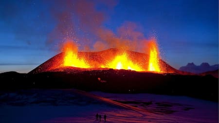 Erupción del volcán Eyjafjallajockull al sur de Islandia. Foto: EFE