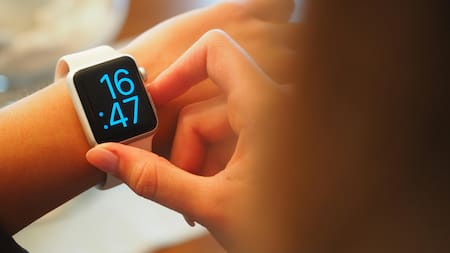 La RAE aclaró cómo se escribe correctamente la hora en español: no es “hs” ni “hrs”