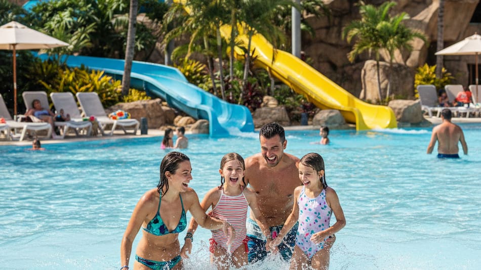 Parque acuático, familia, verano.