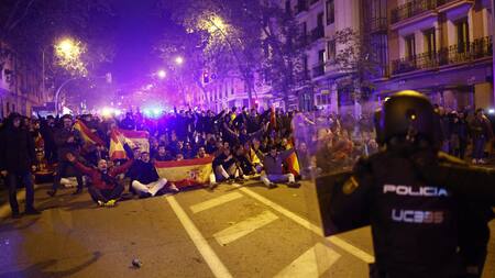 Protestas contra la ley de amnistía y el acuerdo político firmado con los independentistas en España. Foto: EFE.