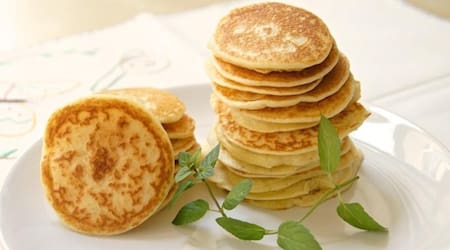 Blinis, las tradicionales tortitas rusas de harina de trigo.