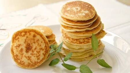 Blinis, las tradicionales tortitas rusas de harina de trigo.