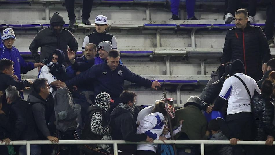 Incidentes en el partido entre Vélez y Talleres por la Copa Libertadores. Foto: EFE.