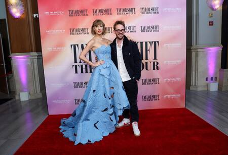 Taylor Swift junto al director Sam Wrench. Foto: Reuters.