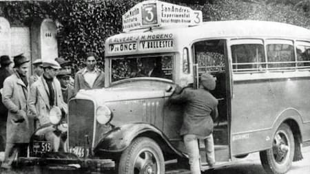Un colectivo Chevrolet de la línea 3, que unía Villa Ballester con Plaza Miserere. Foto: Archivo General de la Nación