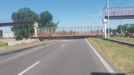 Impactante accidente: un camión que transportaba una excavadora derrumbó un puente peatonal y generó caos en el tránsito